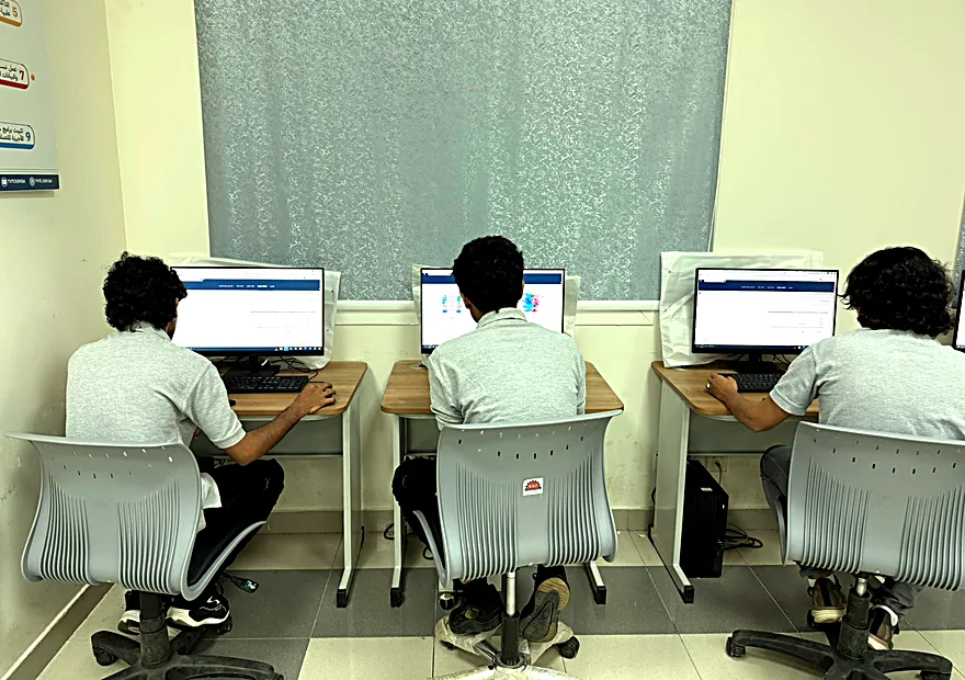 متدربون يؤدون اختبار قياس جودة المخرجات الإلكتروني